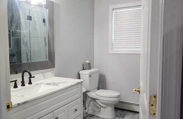 Modern 1 Bedroom Apartment with backyard and deck access.