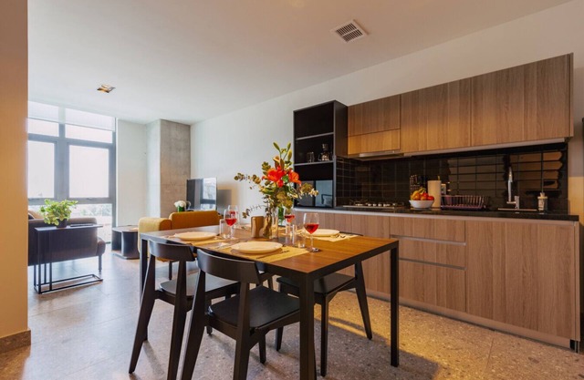 Modern 1-BR Apt w/Skyline Views | VIATO HOMES