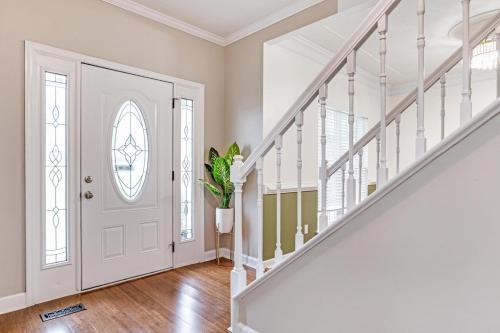 Modern 1- Queen Bed On Quiet Block