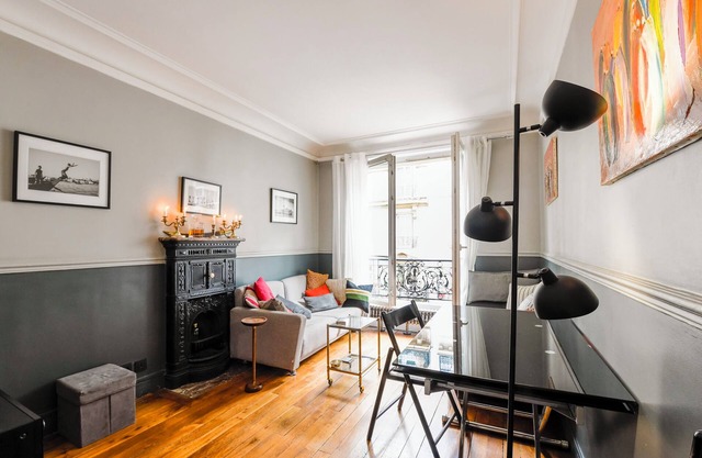 Modern 2 Bdr Apt - 2 queen size beds - Up to 6 guests - optional parking rental