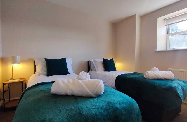 Modern 2-Bed Apartment , Heart of Queensbury. Great Walks Nearby!