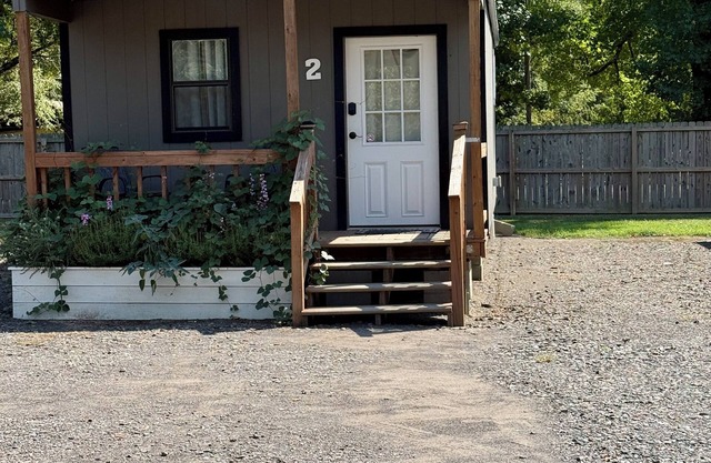Modern 2 bed cabin 2 miles from Lake Nimrod and within 30 mins of 4 state parks