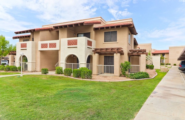 Modern 2 Bed Condo 2 Baths Over Looking the Pool Great for Traveling Nurses