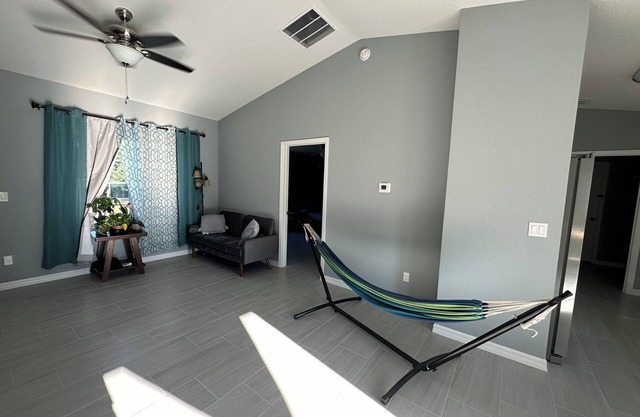 Modern 2-bedroom house with WiFi and AC in lovely Summerfield