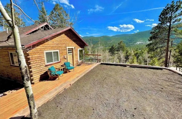 Modern, 2 bedroom + loft cabin with beautiful view. Perfect getaway. Quiet!