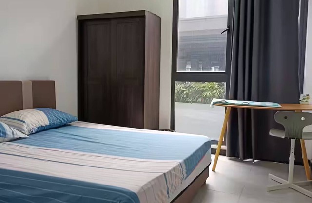 Modern 2-bedroom with AC, WiFi, fitness room in charming Kuala Lumpur