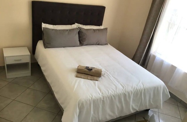 Modern 2 beds apartment 13km to OR Tambo Airport