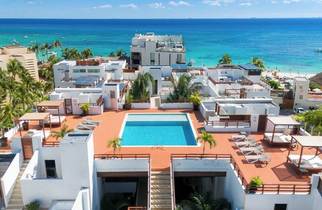 Modern 2 BR Condo with Pool, Near to the Beach CDM