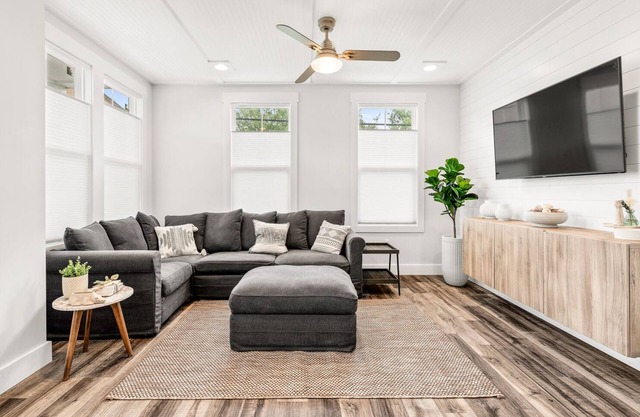 Modern 2b/2.5b | Downtown w/Parking - Ideal for Long Stays