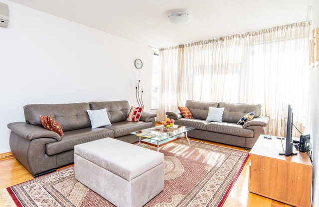 Modern 2BDR apartment in the center- FREE PARKING