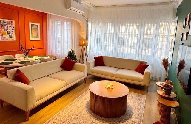 Modern 2BR – 1 Min to Tram, 5 Min to Metro – Family Friendly, A/C, Netflix, Wifi