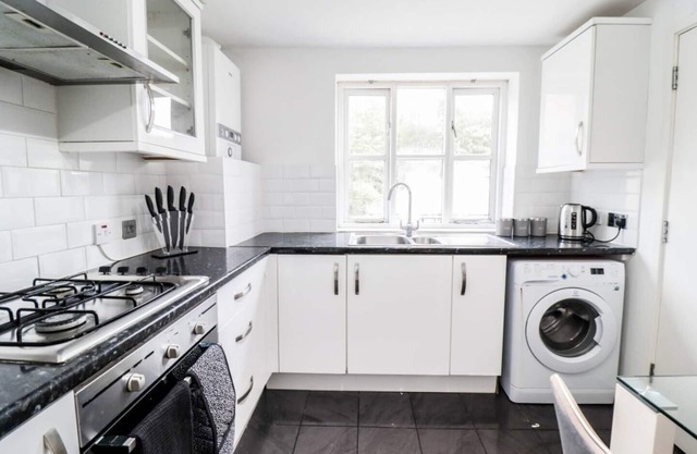 Modern 2BR Flat in Bentley House