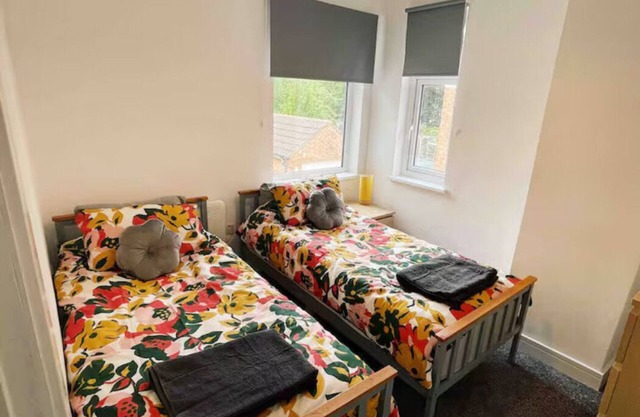 Modern 3 bed home next to railway station