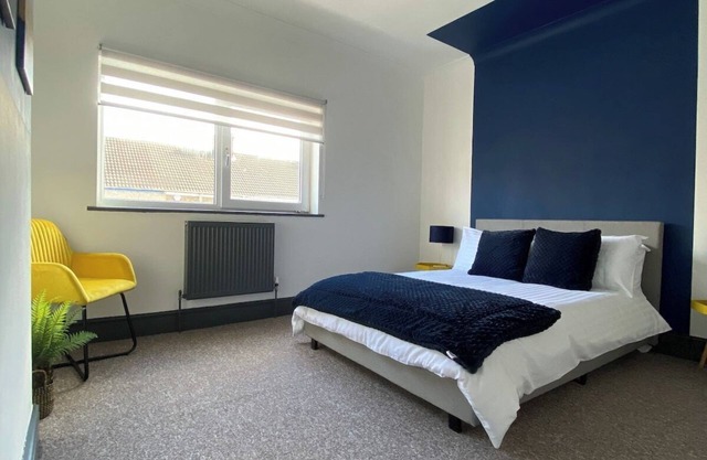 Modern 3 Bed House with Parking