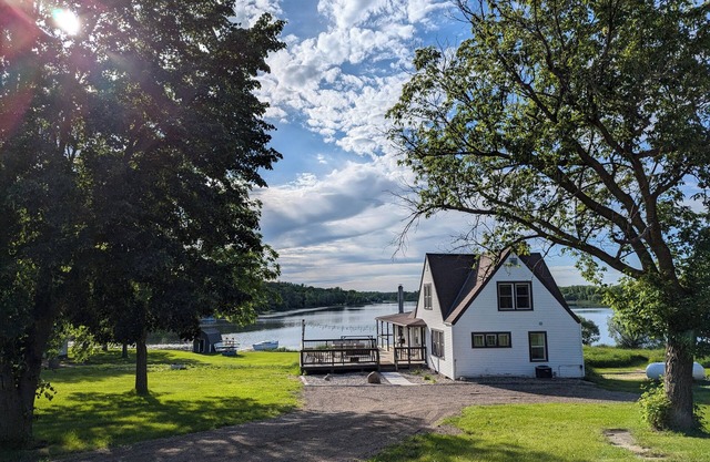 Modern 3-bedroom cabin on the lake!