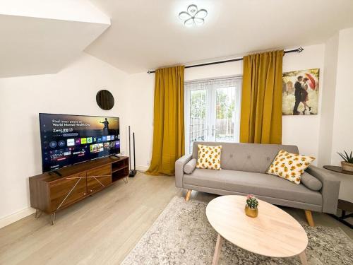 Modern 3-Bedroom Wolverhampton City Home, WiFi&Parking