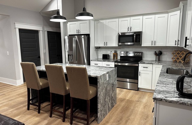 Modern 3 BR home, interior lot near Lake Keowee, Clemson, Walhalla, Seneca.