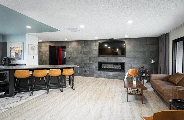 Modern 3 BR home w/hot tub, movie room, dog park