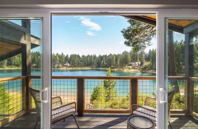 Modern 3BD Lakefront Retreat