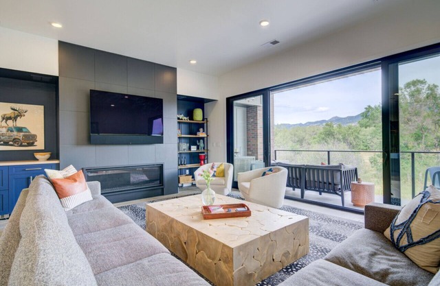 Modern 3Bdrm Stay | Mountain Views & Beach Access