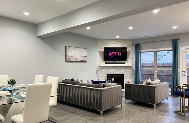 Modern 3bds/2.5bth Townhome with pvt garage in gated community in Lawrenceville