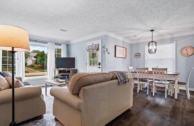 Modern 3Bed Home Near CLE With Private Backyard