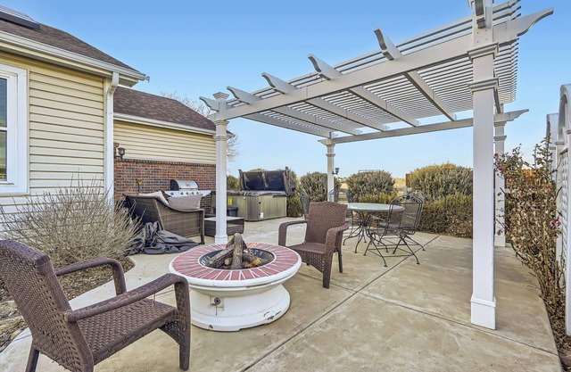 Modern 3BR 3 Bath Ranch, Resort Oasis with Hot Tub,Fire Pit Workspace Near DIA