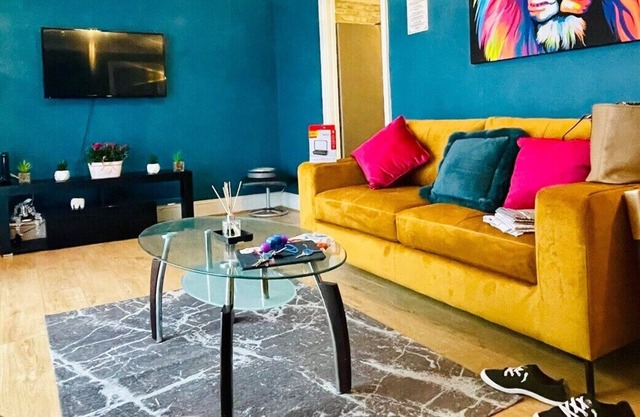 Modern 3BR Contractor House w/Free Parking & Wifi