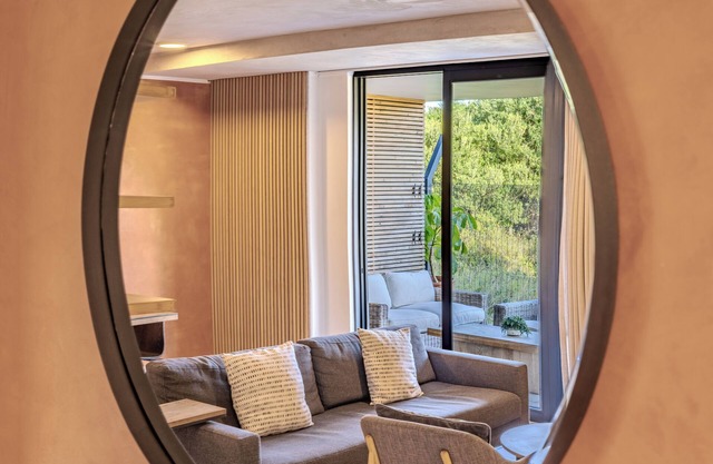 Modern 3BR , Coral Point, Pool & Nature Stay