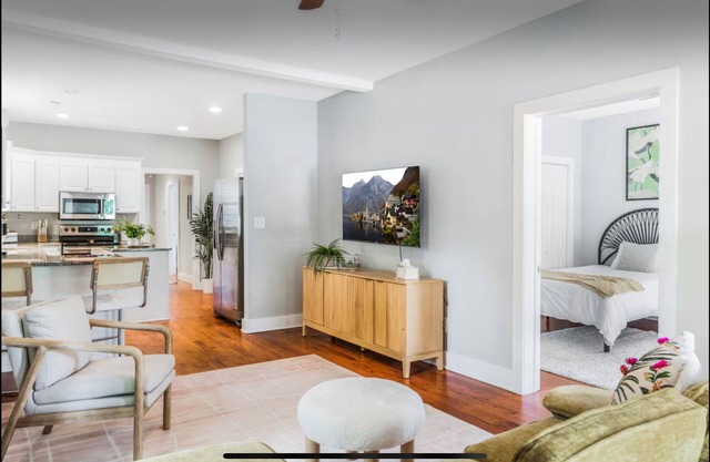 Modern 3BR Downtown Retreat - Bright Stylish - 5 min from WakeMed