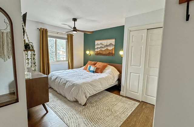 Modern 3BR Getaway: Backyard Oasis, Chef Kitchen, Offices & 15 min to Red Rocks