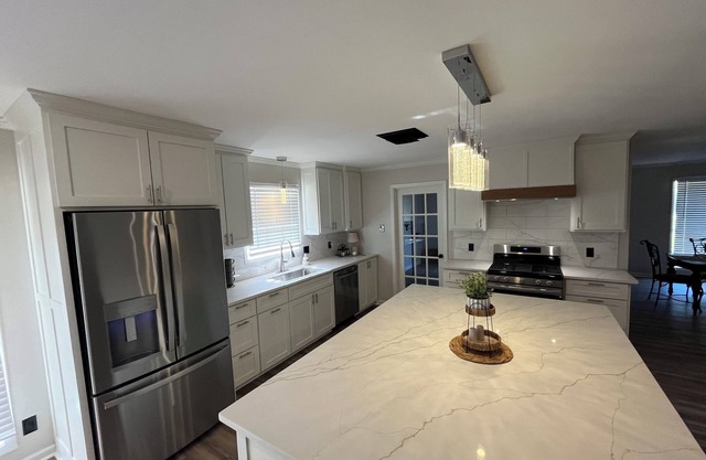 Modern 4/2.5 with 5 beds, close to stores/interstates, perfect for work crews