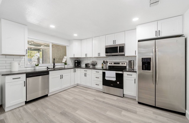 MODERN 4 BED 2 BATH GIGANTIC LUX HOME W/POOL