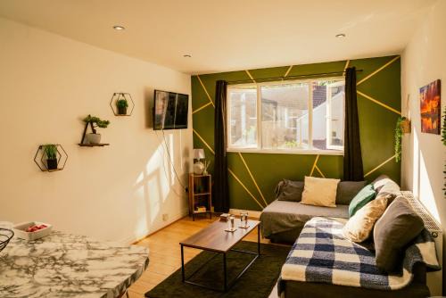 Modern 4 Bed Apartment - Cardiff City Centre - Free Parking