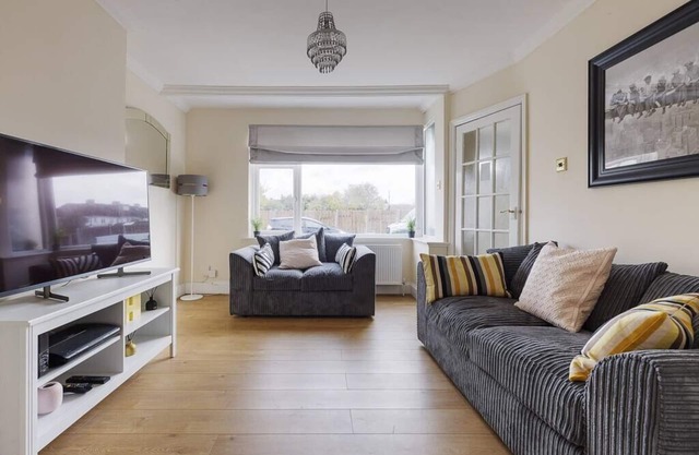 Modern 4 bed house in Heathrow, London