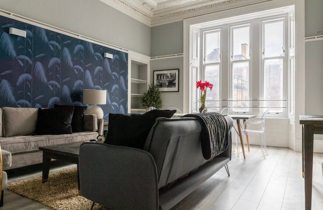 Modern 4-Bedroom City Retreat in Glasgow