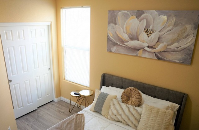 Modern 4 bedroom home Cozy & clean centrally located