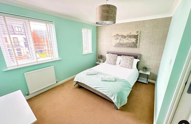 Modern 4 Beds House With FREE Parking