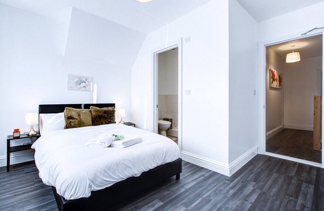 Modern 5 Bed 3 Bath House in Colchester