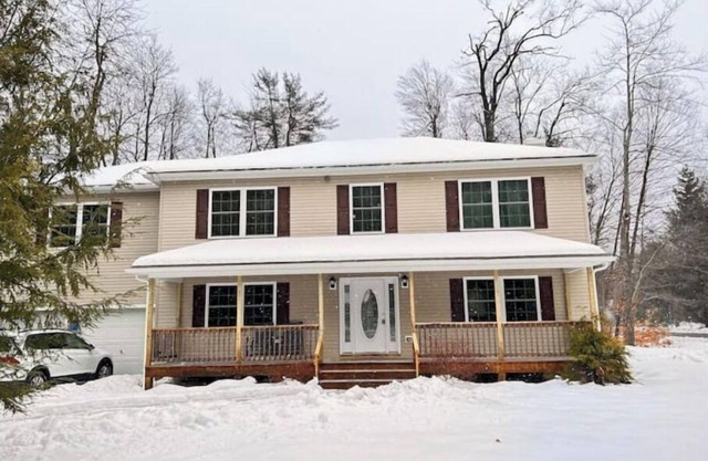 Modern 5 Bedroom Pocono house - Jacuzzi - Gameroom - Near Lake - Golf Couse