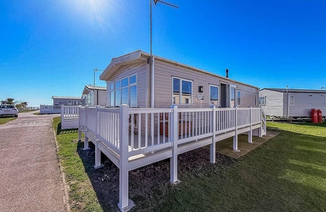 Modern 6 berth caravan with free WiFi nearby Pakefield beach ref 68028CR