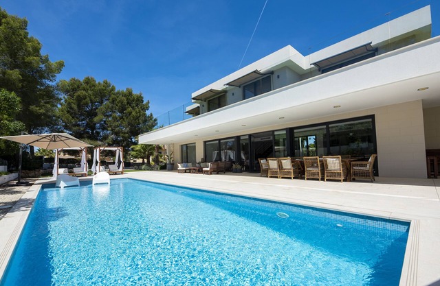 MODERN 6 SUITES-VILLA CLOSE TO THE BEACH. BIG POOL&GARDEN AND PLAY AREA
