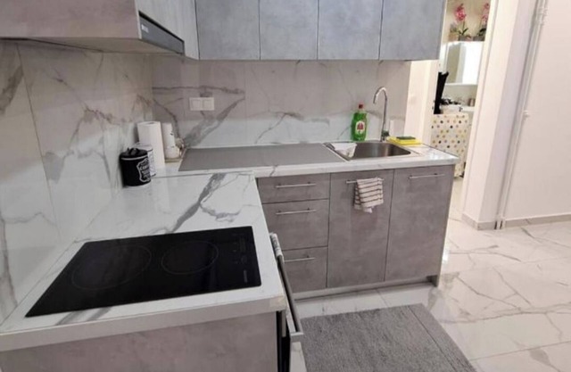 Modern Abode Near Metro Attiki