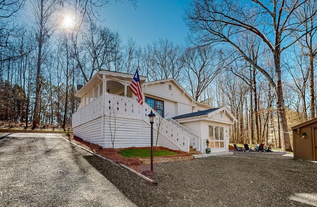 Modern adventure cabin with firepit, large balcony, games, & AC - dog-friendly
