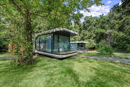 Modern Airstream Glamping with Pond Views in Rural South Carolina