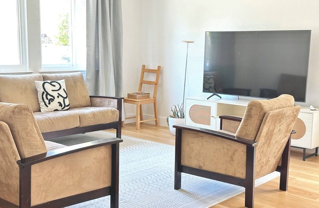 Modern and Cozy 4 Bedroom near shops & restaurants