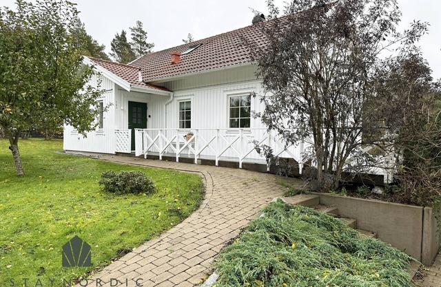 Modern and cozy cottage near beautiful Fjällbacka | SE09044
