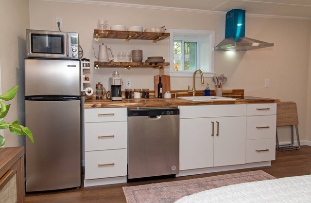 Modern and cozy cottage. Spacious and conveniently located near medical center