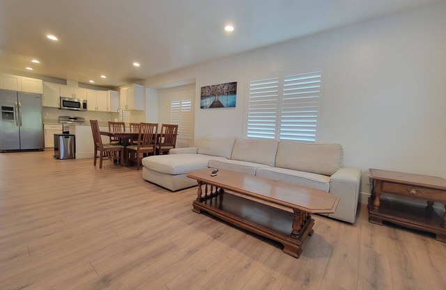 Modern and private 3-bedroom house near Freeway and major tourist attractions