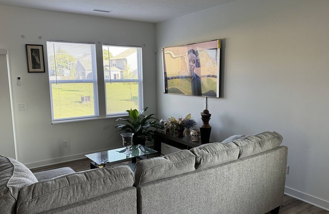 Modern And Serene Suburb Oasis near Indy